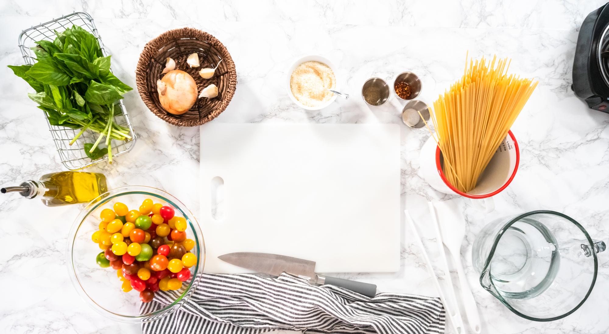 Cucina di una scuola locale con ingredienti freschi